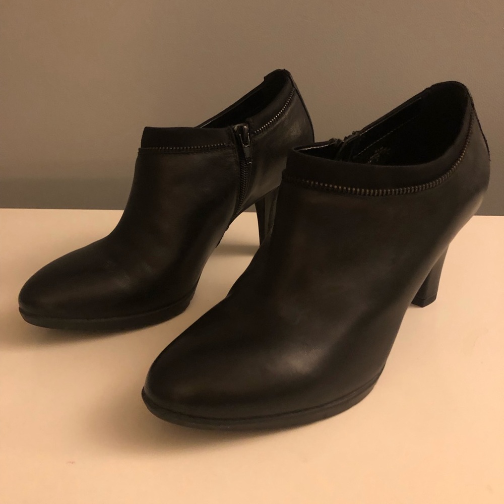 Anne Klein Black leather bootie EUC